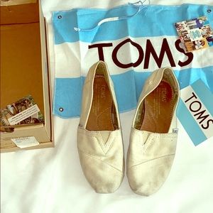TOMS women’s size 6 classic canvas slip on natural
